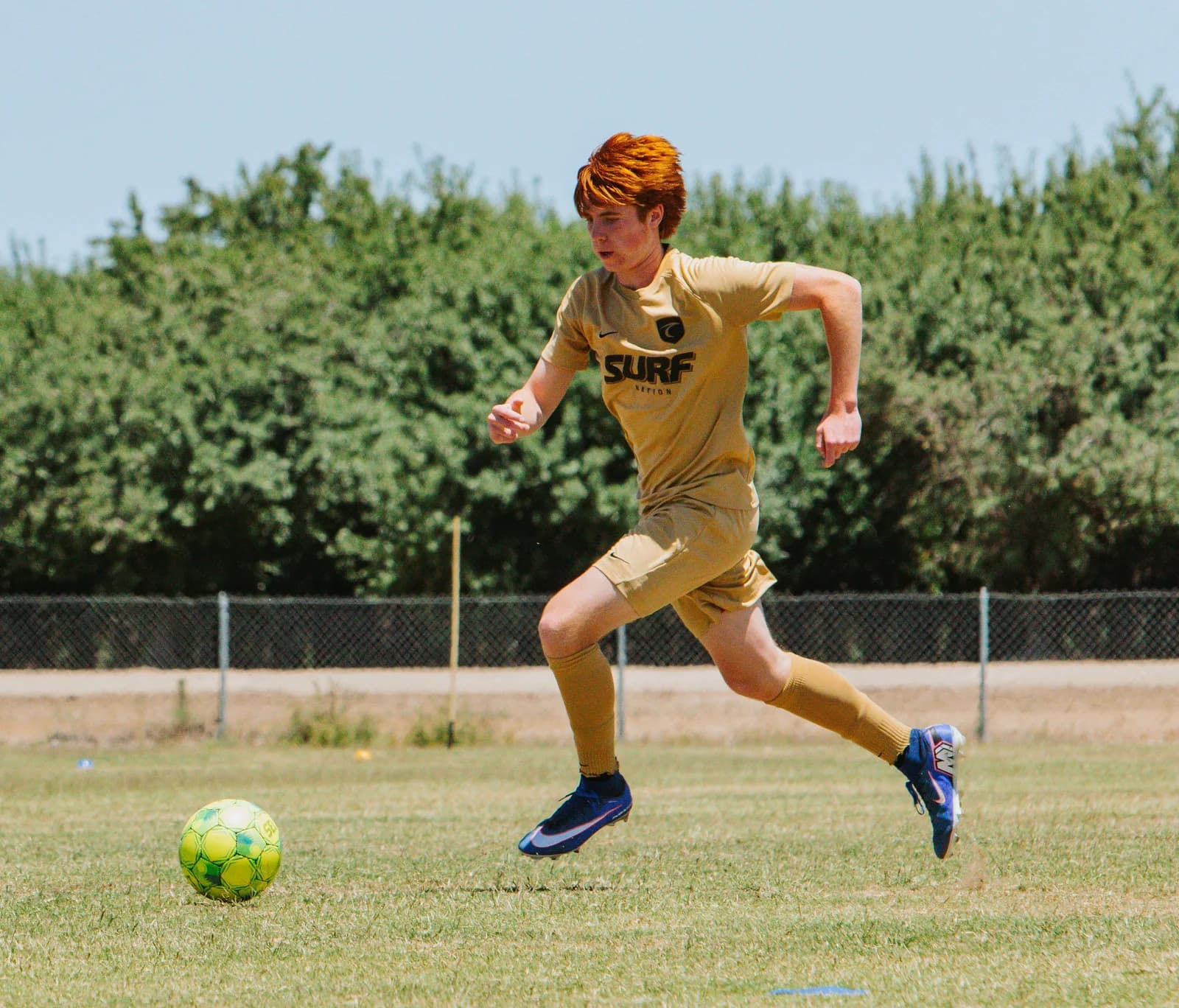 South Valley Surf boys player sprinting with the ball in a competitive match